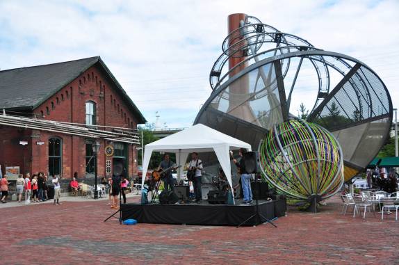 Praça principal do Distillery District, em Toronto, no Canadá
